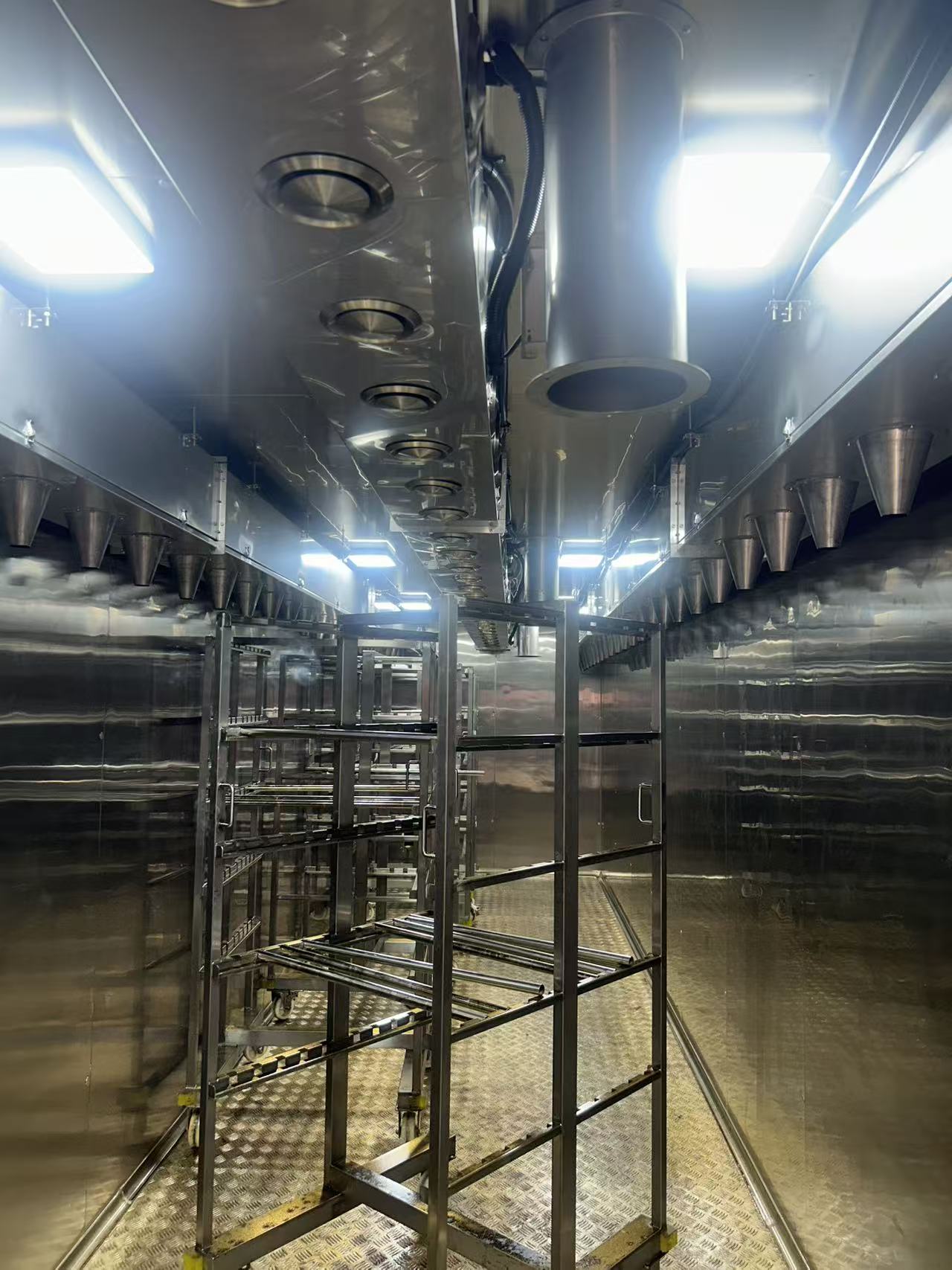Stainless steel chamber with air distribution outlets for smoking drying and fermentation processes
